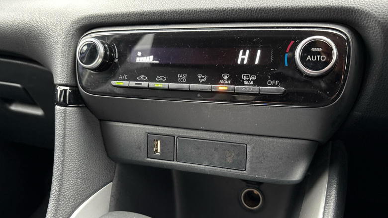 Toyota Yaris 1.5 Hybrid Design 5dr CVT Hybrid Hatchback